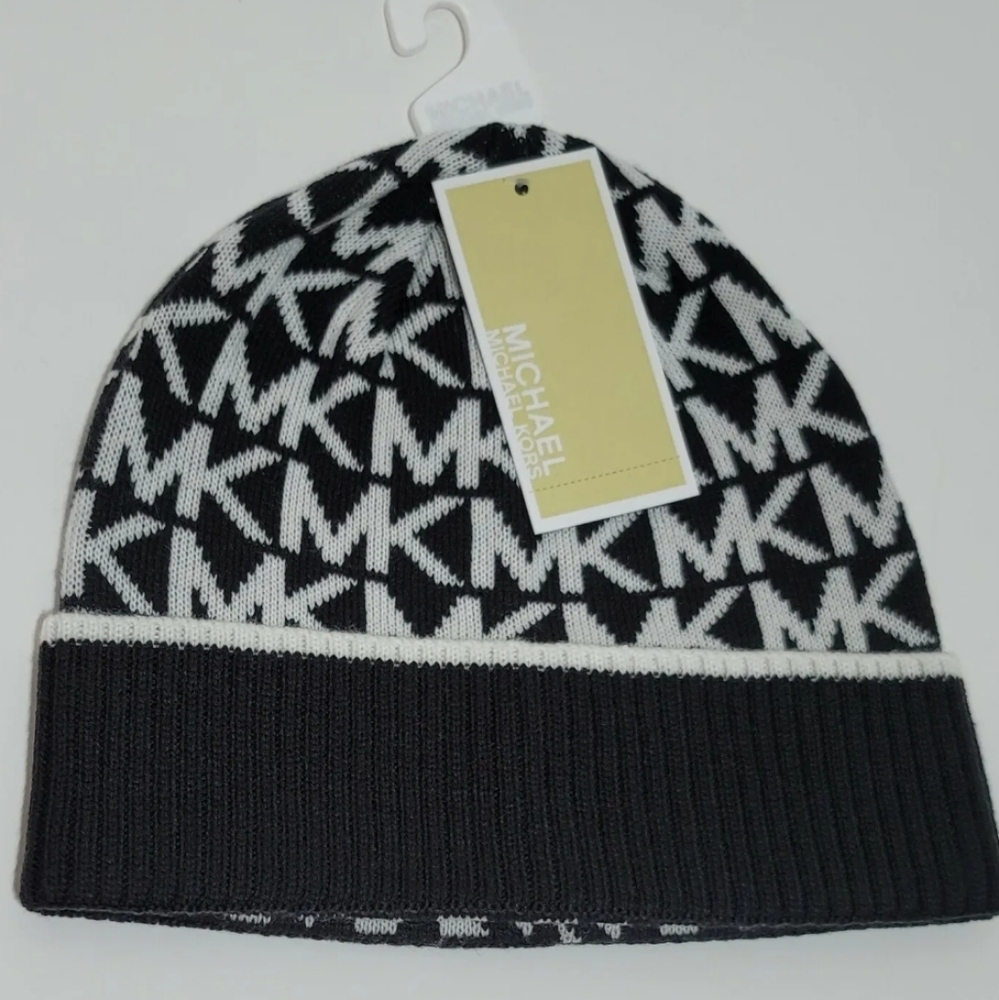 NWT  MICHAEL KORS Beanie  Black and White/ One Size